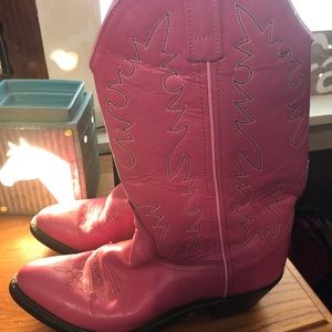 Pink western boots! Who’s fav color is Pink!